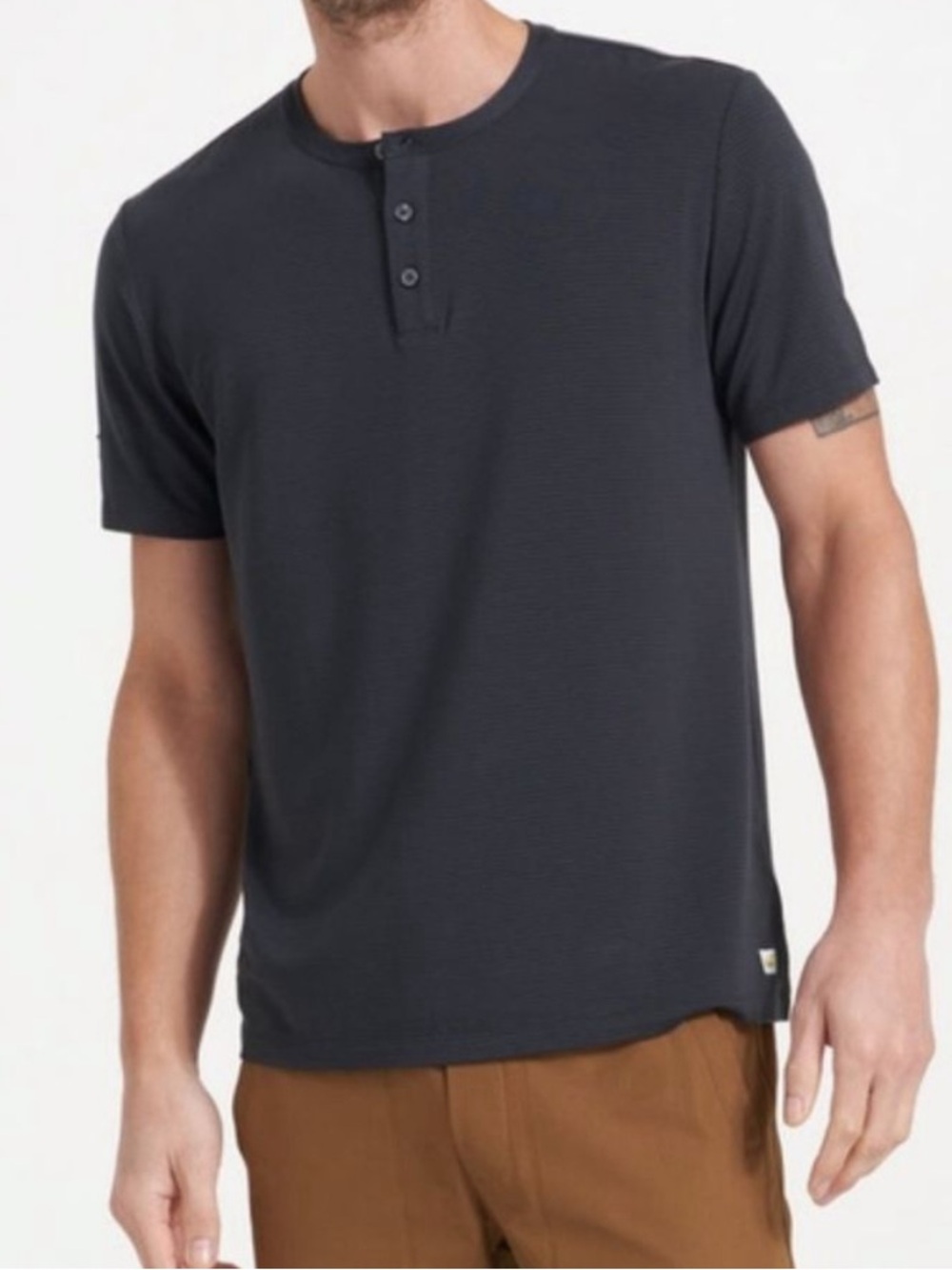 Vuori Linear Henley Tee Shirt Mens Size Large Black Gray Stripe Short Sleeve